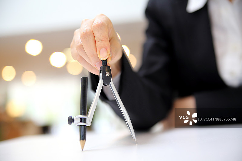 拿着指南针的女商人图片素材