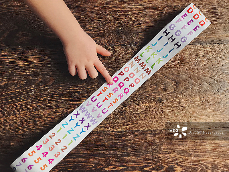 孩子的手指向彩色字母贴纸图片素材