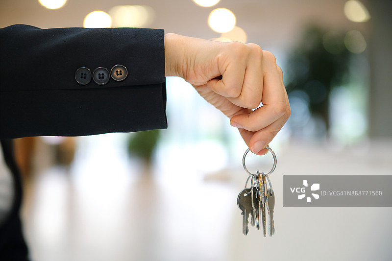 拿着钥匙的女商人图片素材