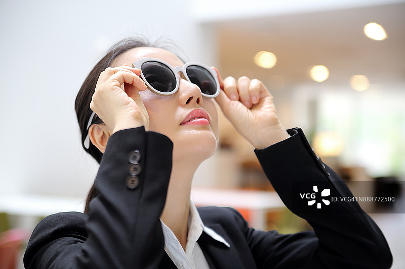 试戴太阳镜的女商人图片素材