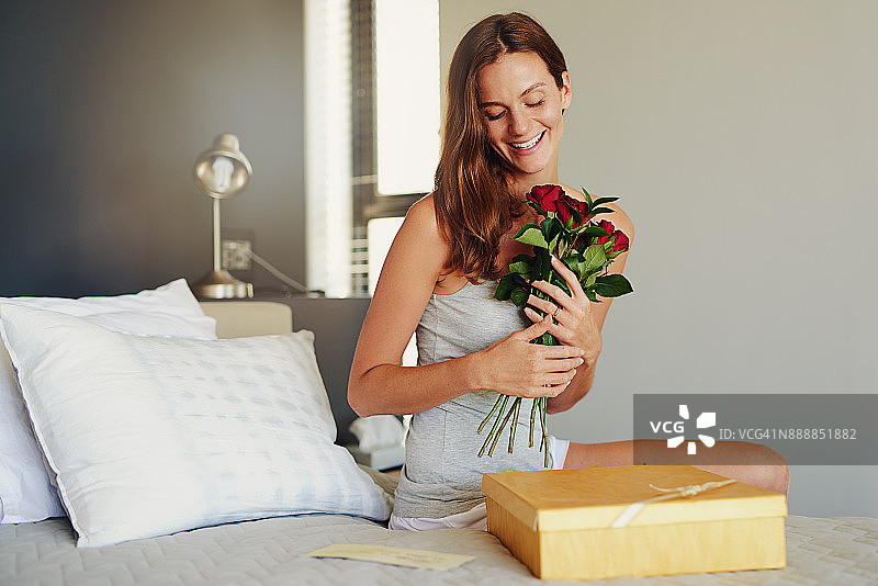 她的心上人竭尽全力让她微笑图片素材