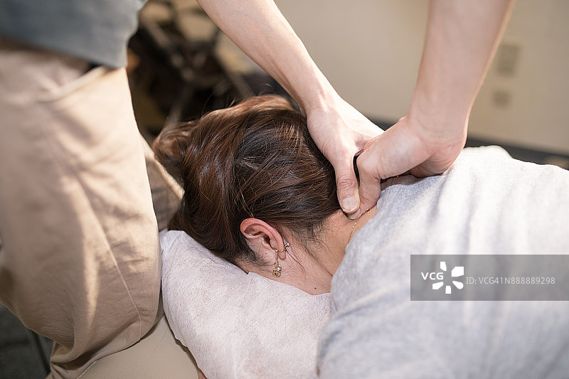 女人在沙龙接受按摩图片素材
