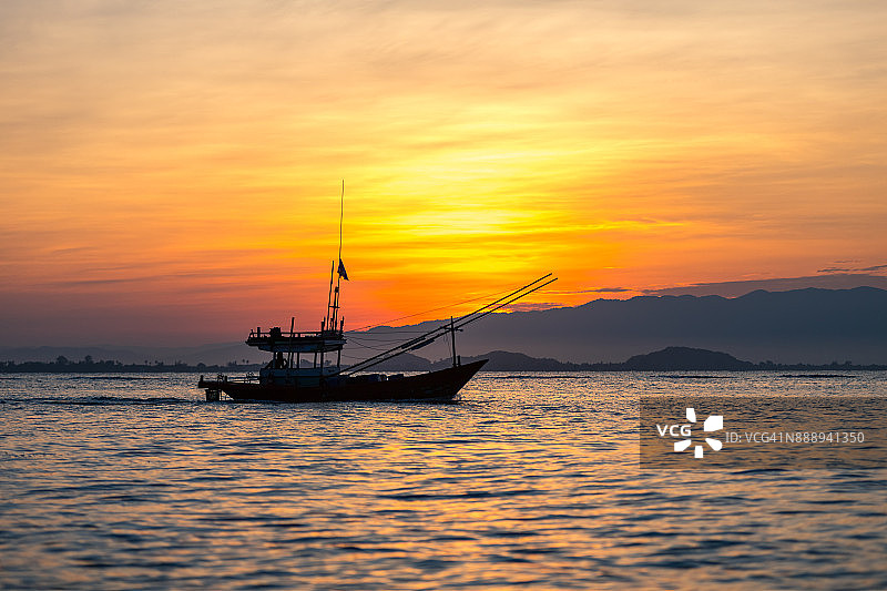 水上的渔船图片素材