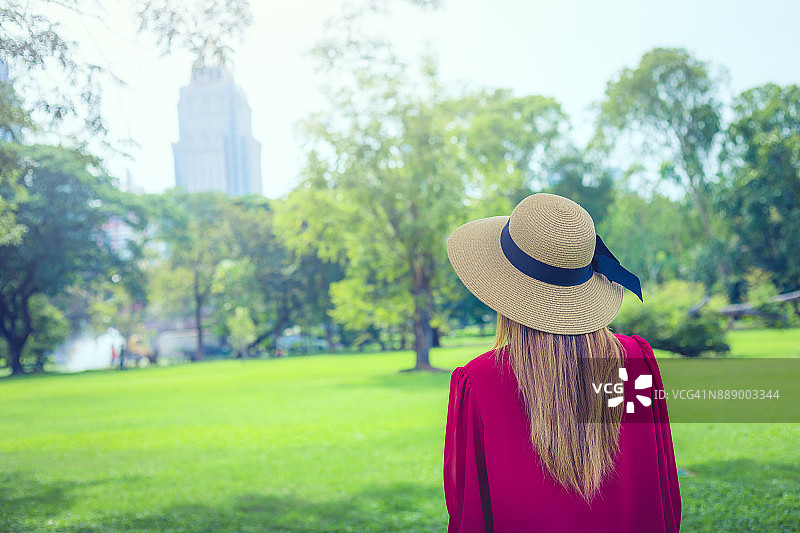 年轻女子在公园游玩的背影图片素材