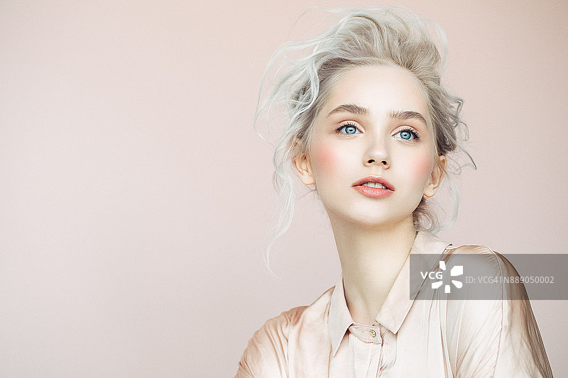 化妆和时尚发型的美丽女人图片素材