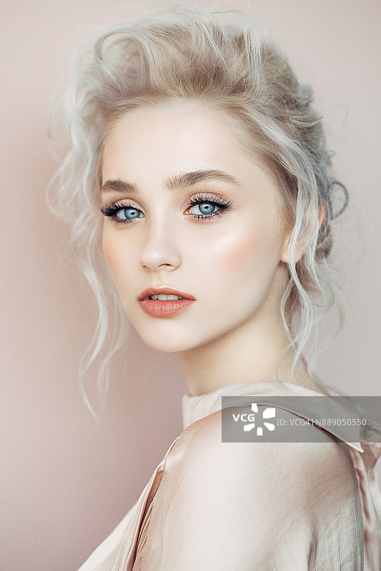 化妆和时尚发型的美丽女人图片素材