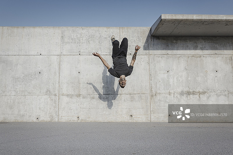 男人在跑酷练习中做后空翻图片素材