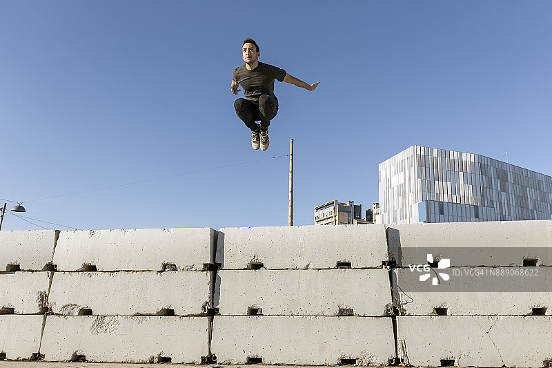 在城市里跳跃和练习跑酷的男人图片素材