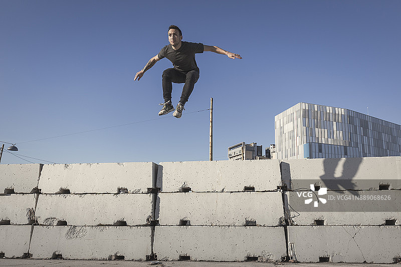 在城市里跳跃和练习跑酷的男人图片素材