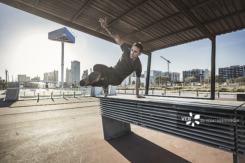 在城市里跳跃和练习跑酷的男人图片素材