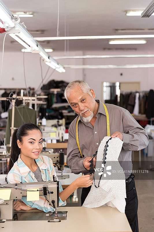 在纺织厂观察的年长裁缝图片素材