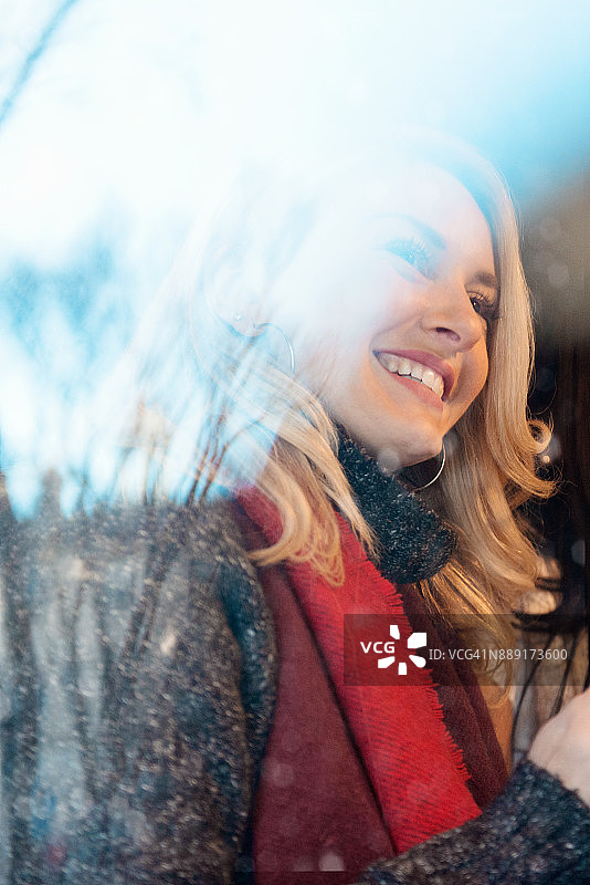 与两位年轻女性一起进行圣诞购物图片素材