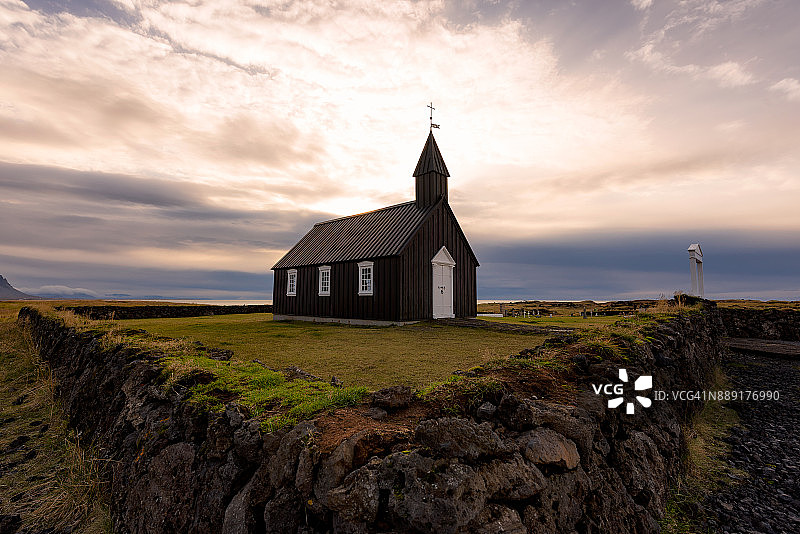 冰岛斯奈山半岛的布迪尔黑色教堂图片素材