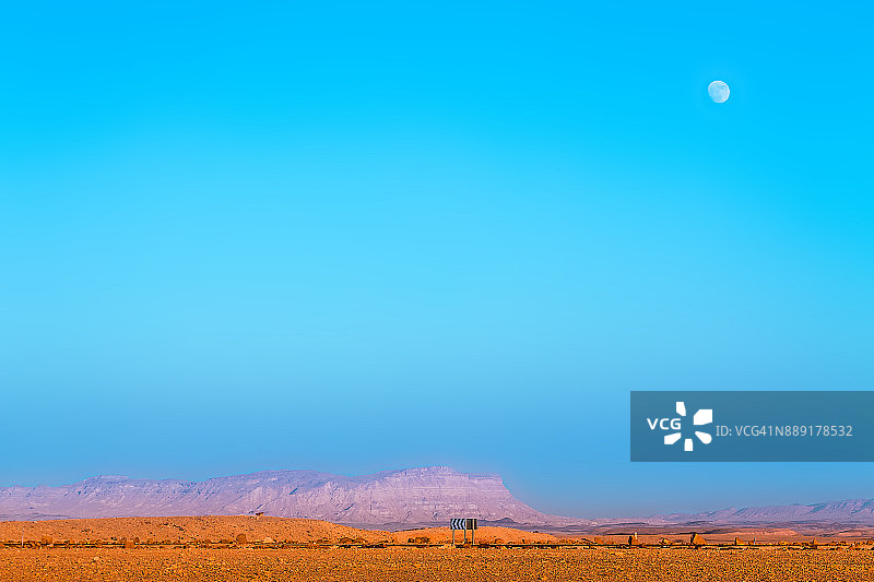 日落时分的沙漠景观，内盖夫沙漠拉蒙火山口图片素材