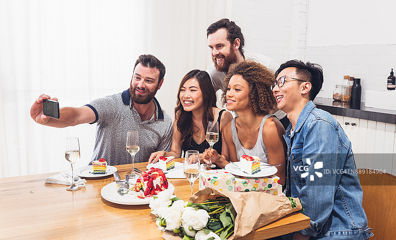 生日庆祝时自拍图片素材
