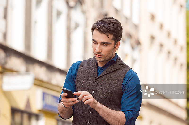 在城市里使用手机的男人图片素材