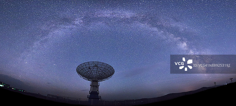 星系和射电望远镜图片素材