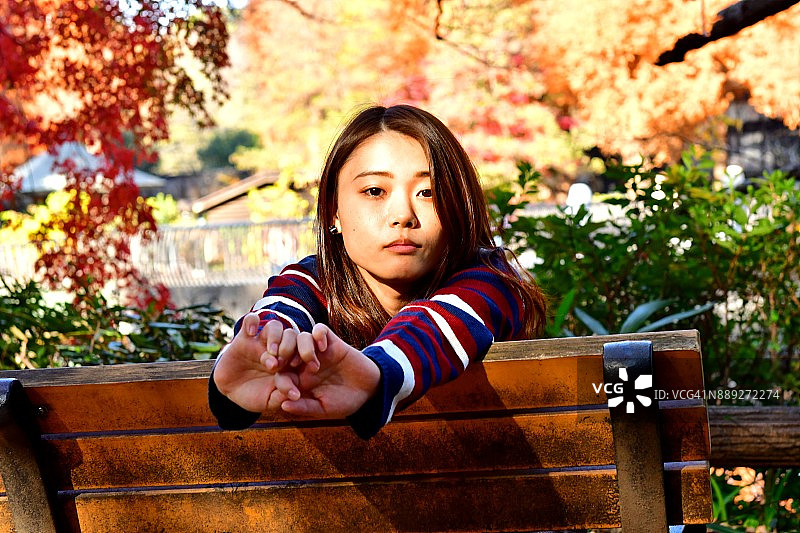 在公园里做各种面部表情的年轻日本女人图片素材