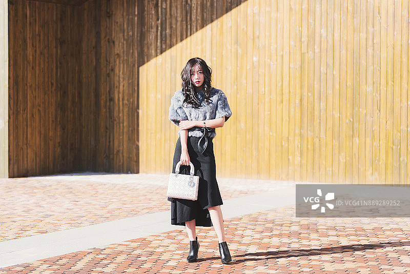 在街道上的年轻女子肖像图片素材