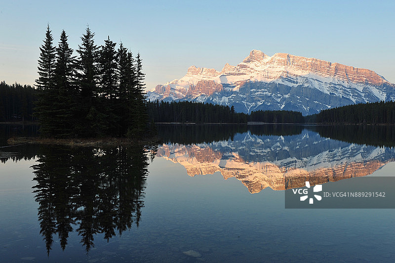 艾伯塔省双杰克湖的黎明图片素材