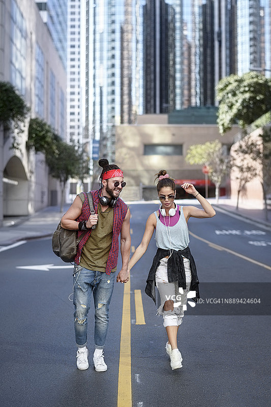 城市里的年轻夫妇图片素材