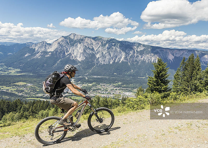在克恩顿州三边境地区上坡骑行的孤独山地自行车手图片素材