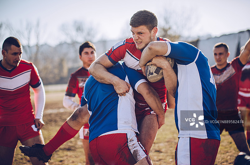 激烈的橄榄球比赛图片素材