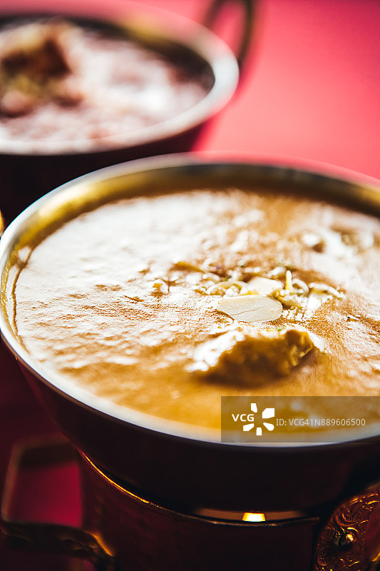 卡拉希印度餐具中的羊肉咖喱，印度北部食品图片素材