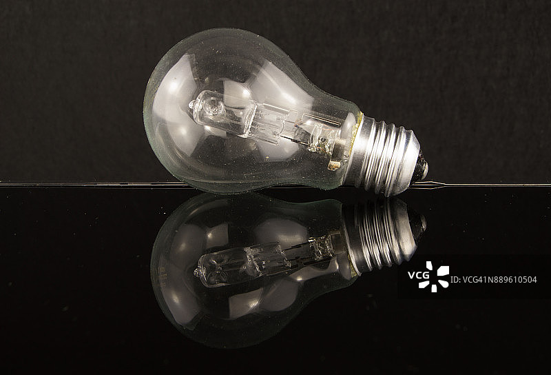 越来越多的人使用手机购买灯泡、电气元件图片素材