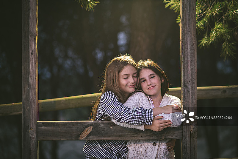 在木制公园里玩耍的两个小女孩图片素材