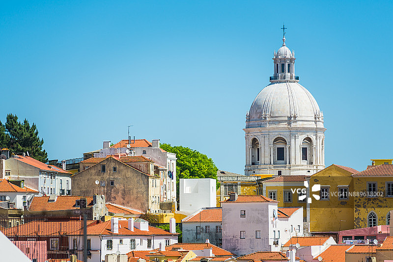 里斯本国家先贤祠圆顶俯瞰阿尔法玛屋顶，葡萄牙图片素材
