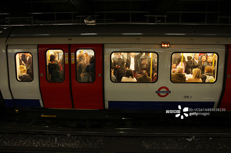 在伦敦地铁等待目的地的乘客图片素材