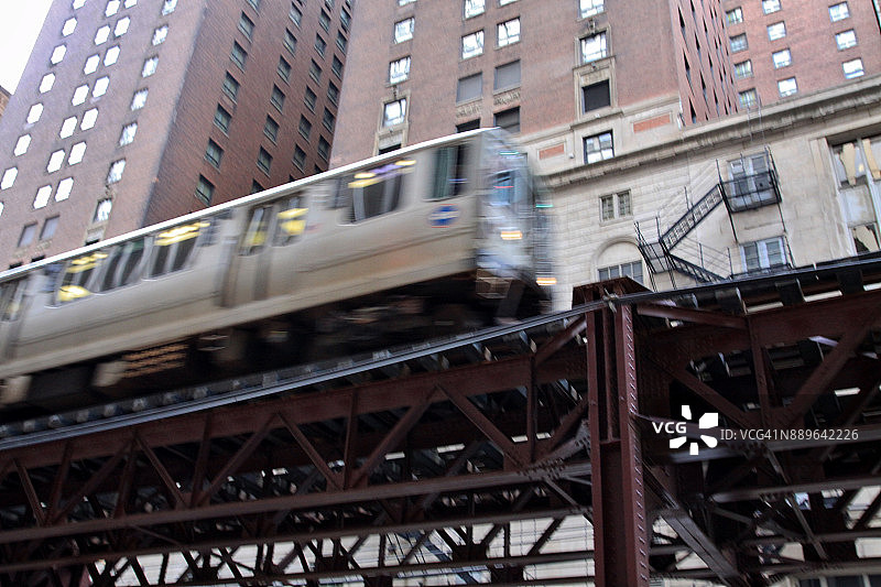 高架火车轨道上的公共交通地铁列车图片素材