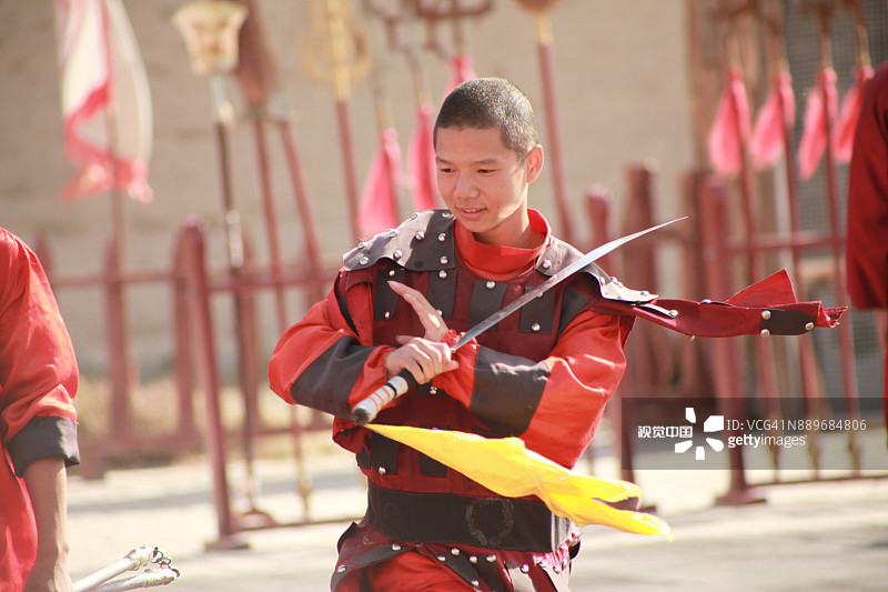 中国男人表演剑舞图片素材