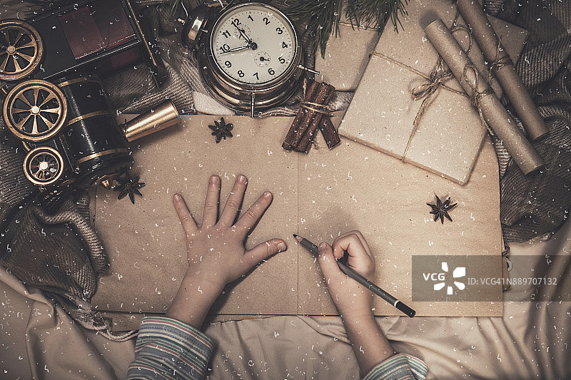 给圣诞老人写信的男孩图片素材