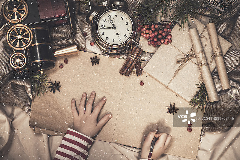 给圣诞老人写信的男孩图片素材