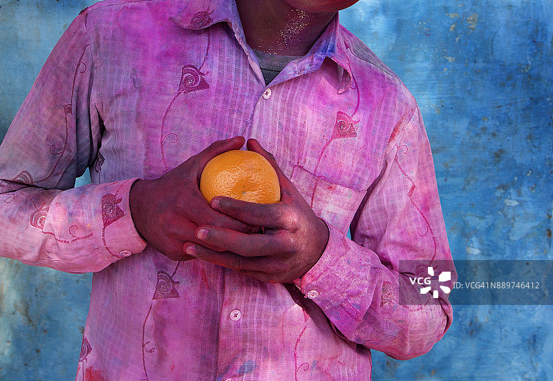 男子在洒红节上手持橙色粉末特写图片素材