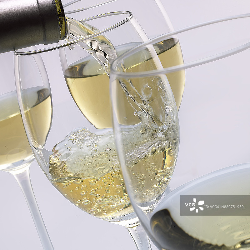 倾倒白葡萄酒图片素材