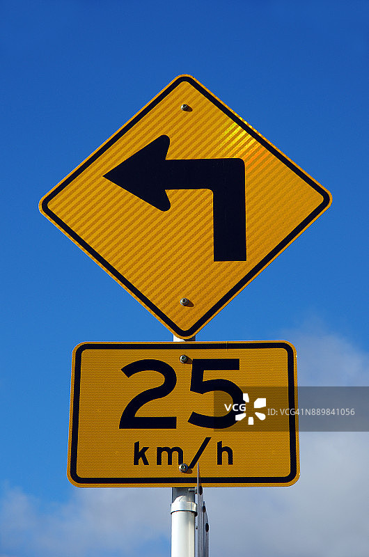 左转警告标志和时速25公里限速标志图片素材