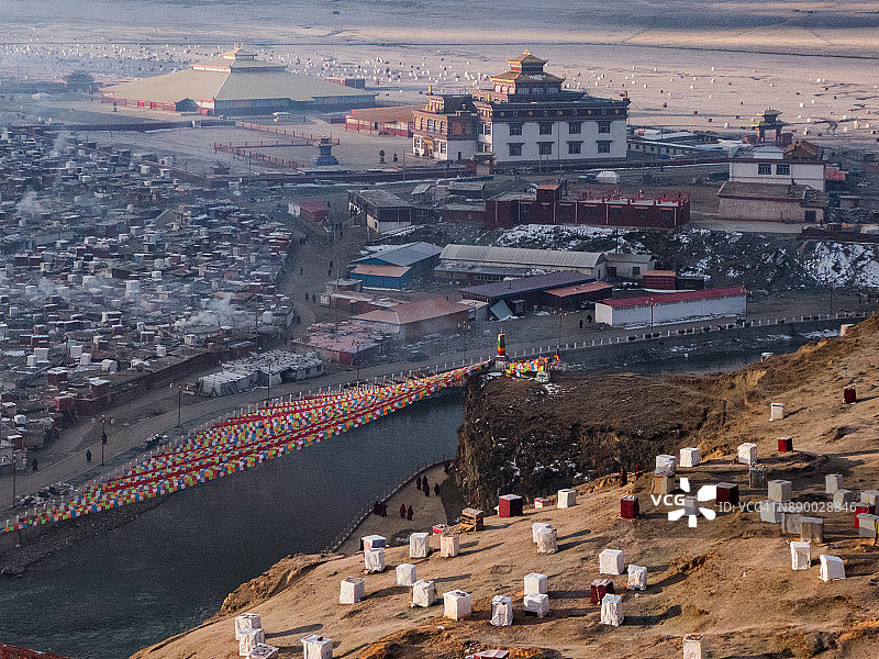 中国四川省甘孜藏族聚居区亚青寺的僧侣和尼姑住所图片素材
