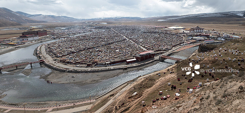 中国四川省甘孜藏族聚居区亚青寺的僧侣和尼姑住所图片素材