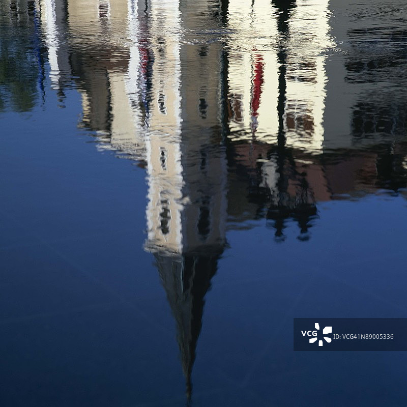 法国阿讷西城堡在水中的倒影图片素材