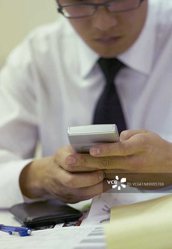 男人手持PDA图片素材