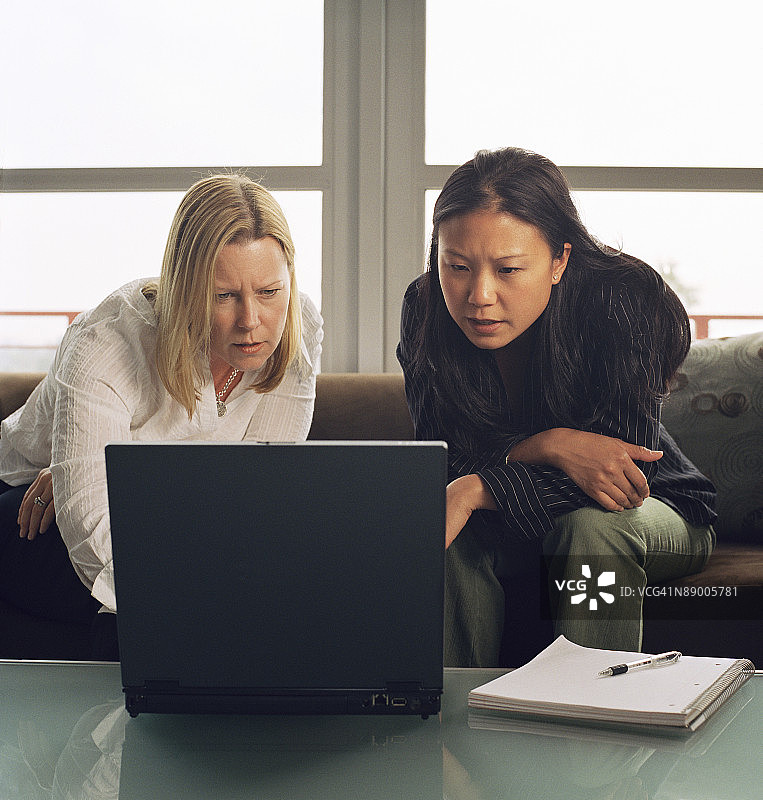 同事们看笔记本电脑图片素材