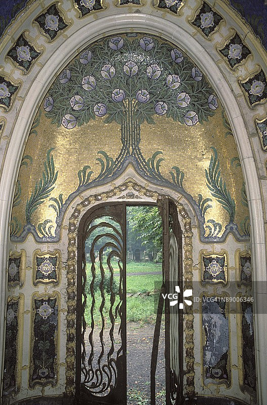 匈牙利布达佩斯宗教建筑拱门上的华丽绘画图片素材