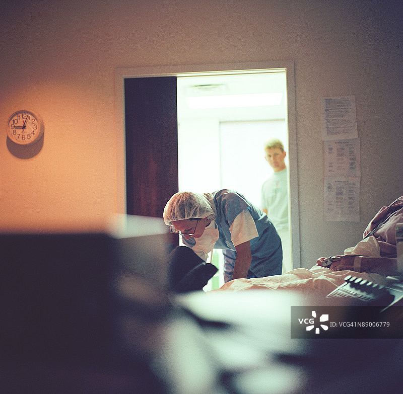 医生检查病人图片素材