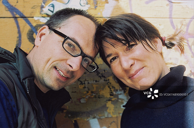 情侣头靠在一起图片素材