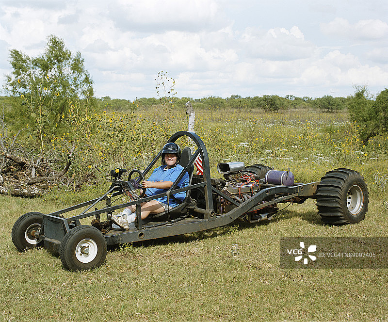坐在赛车里的女人图片素材