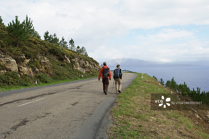 两人同行图片素材