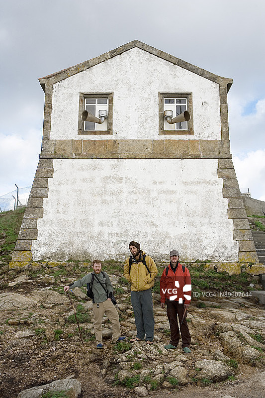 两人在雾角站前图片素材